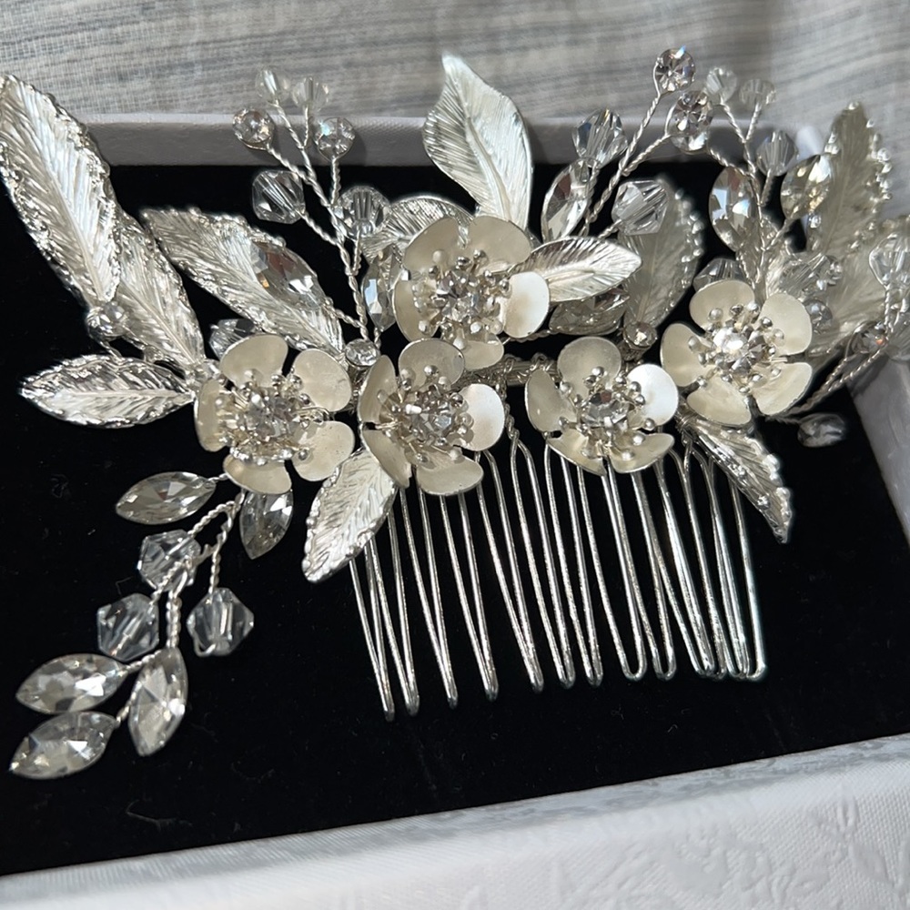 Beautiful Flower Hair Accessory - Picture 4 of 4